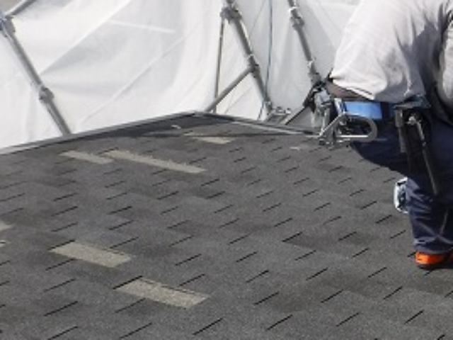 岐阜市で強風ではがれたアスファルトシングルの屋根のカバー工事、棟を撤去し防水シート敷き込み